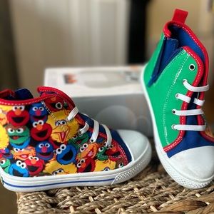 Sesame Street print hi-top side-zip shoes for toddler size 9